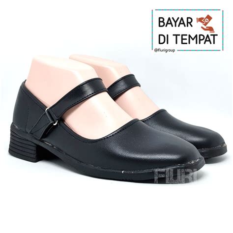 sepatu sekolah wanita hitam.